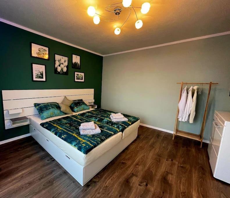 Grosse 3-zimmer Wohnung, Zentrale Lage.